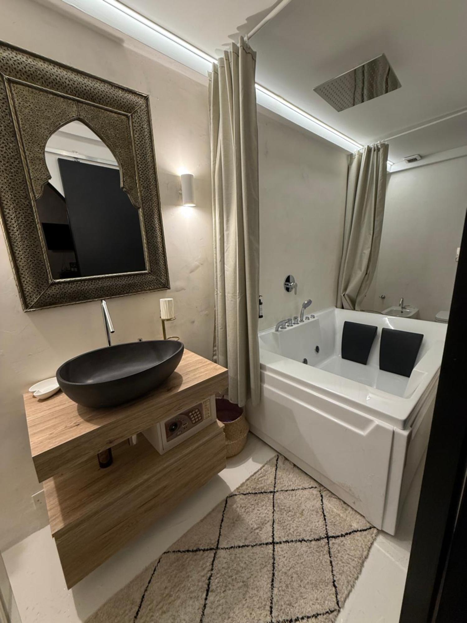 Les Chambres De Amelie B&B Болоня Екстериор снимка